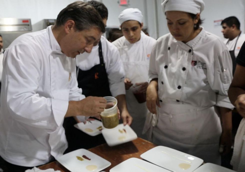 Joan Roca plates a course