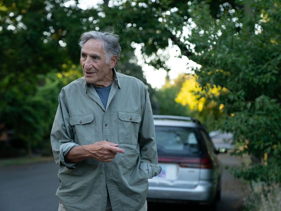 Judd Hirsch in Showing Up