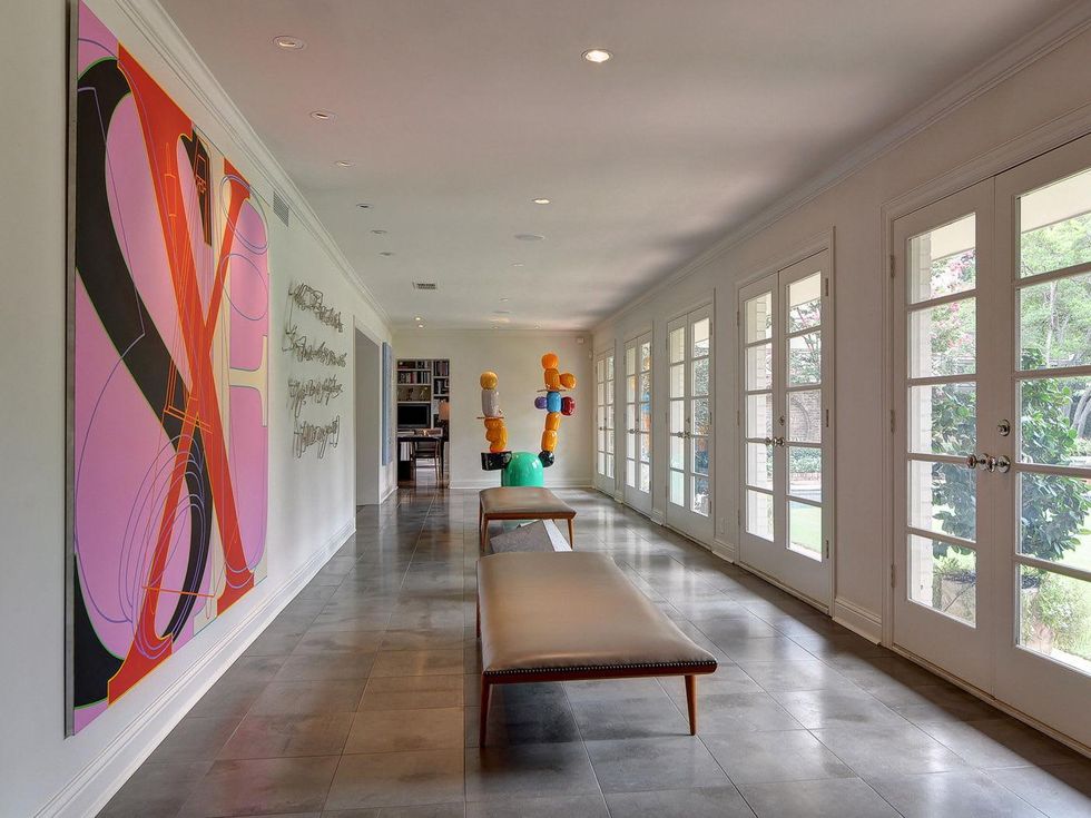 A voyeurs look inside the artsy Dallas mansion of prominent gallery ... pic