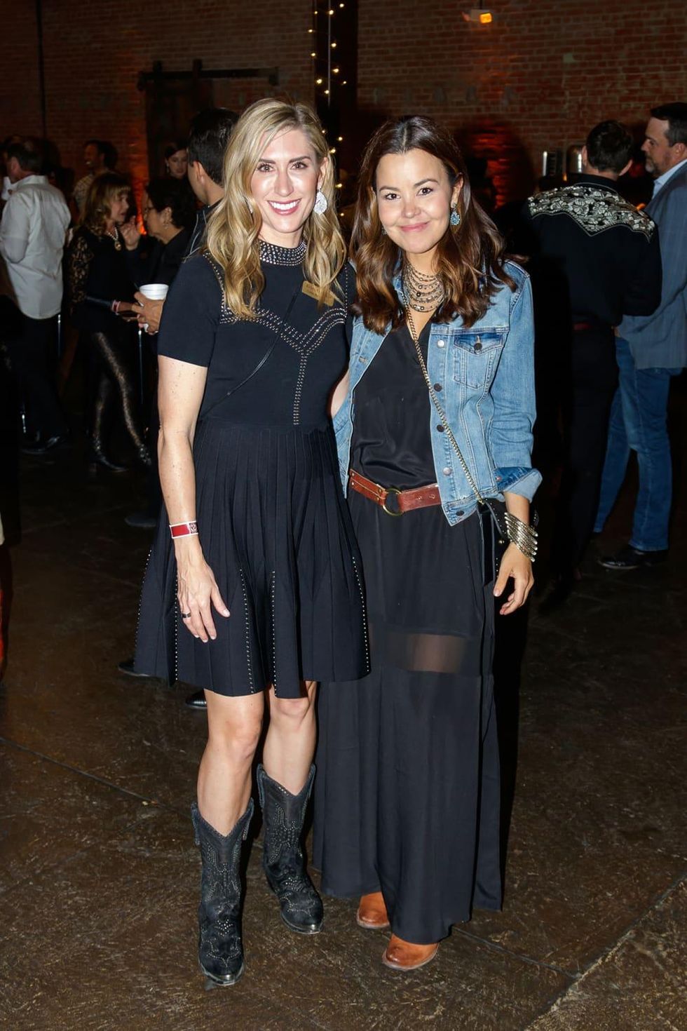 Kristen Gibbins, Andrea Devaldenebro