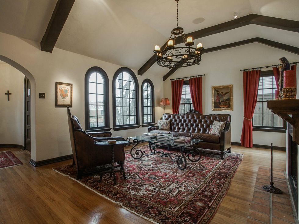 Living room at 5338 Ellsworth Ave in Dallas