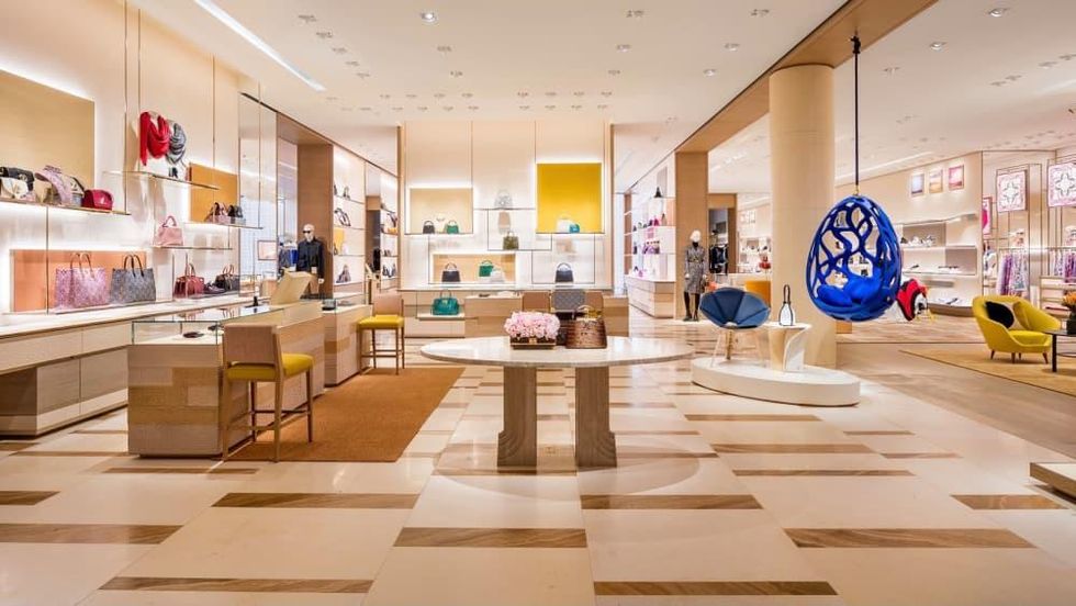 Louis Vuitton store Milan  White louis vuitton, Luis vuitton