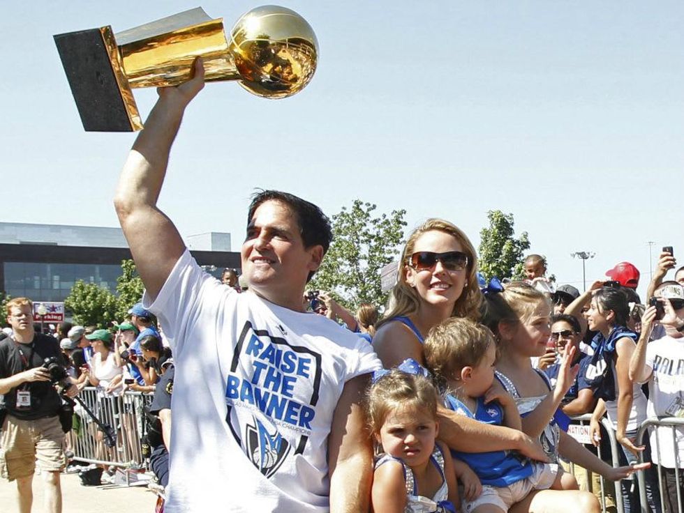 Mark Cuban raises the NBA championship trophy