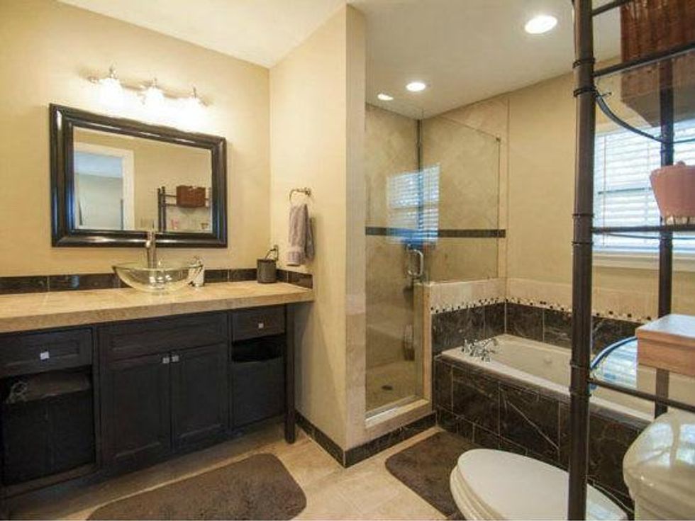 Master bath at 806 Knoll in Dallas