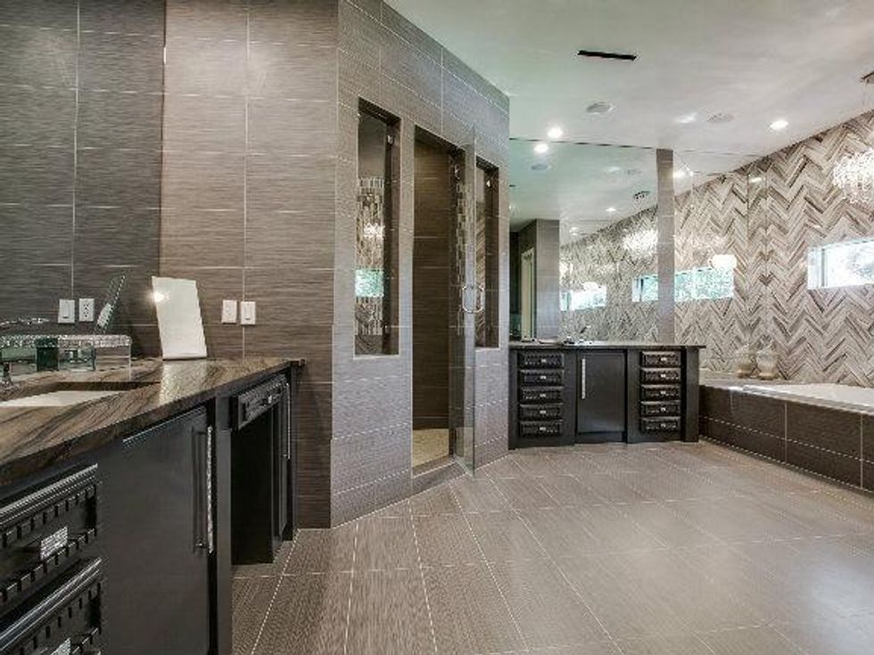 Master bath at 8211 Inwood Rd. in Dallas