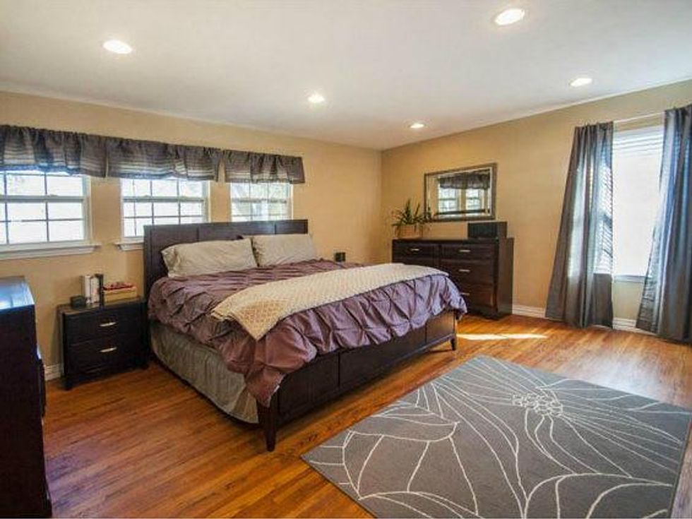 Master bedroom at 806 Knoll in Dallas
