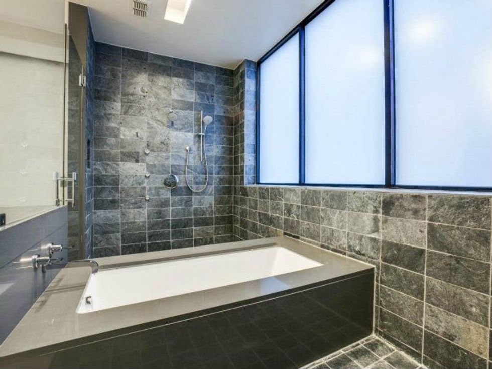 Master tub at 4321 Travis St. in Dallas