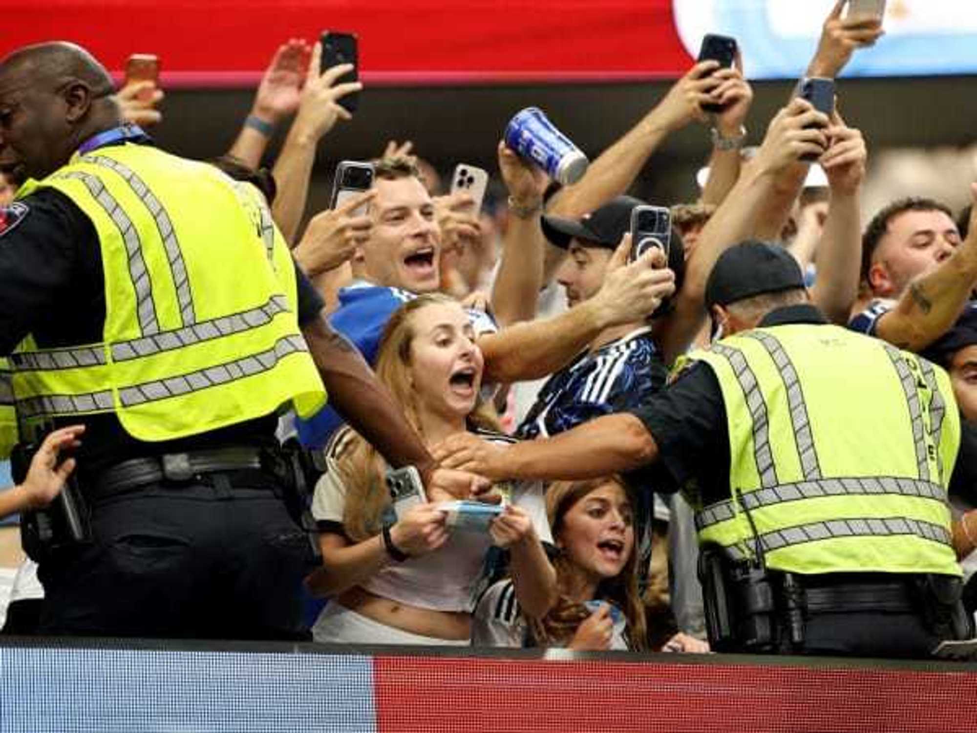 Messi fans Dallas World Cup