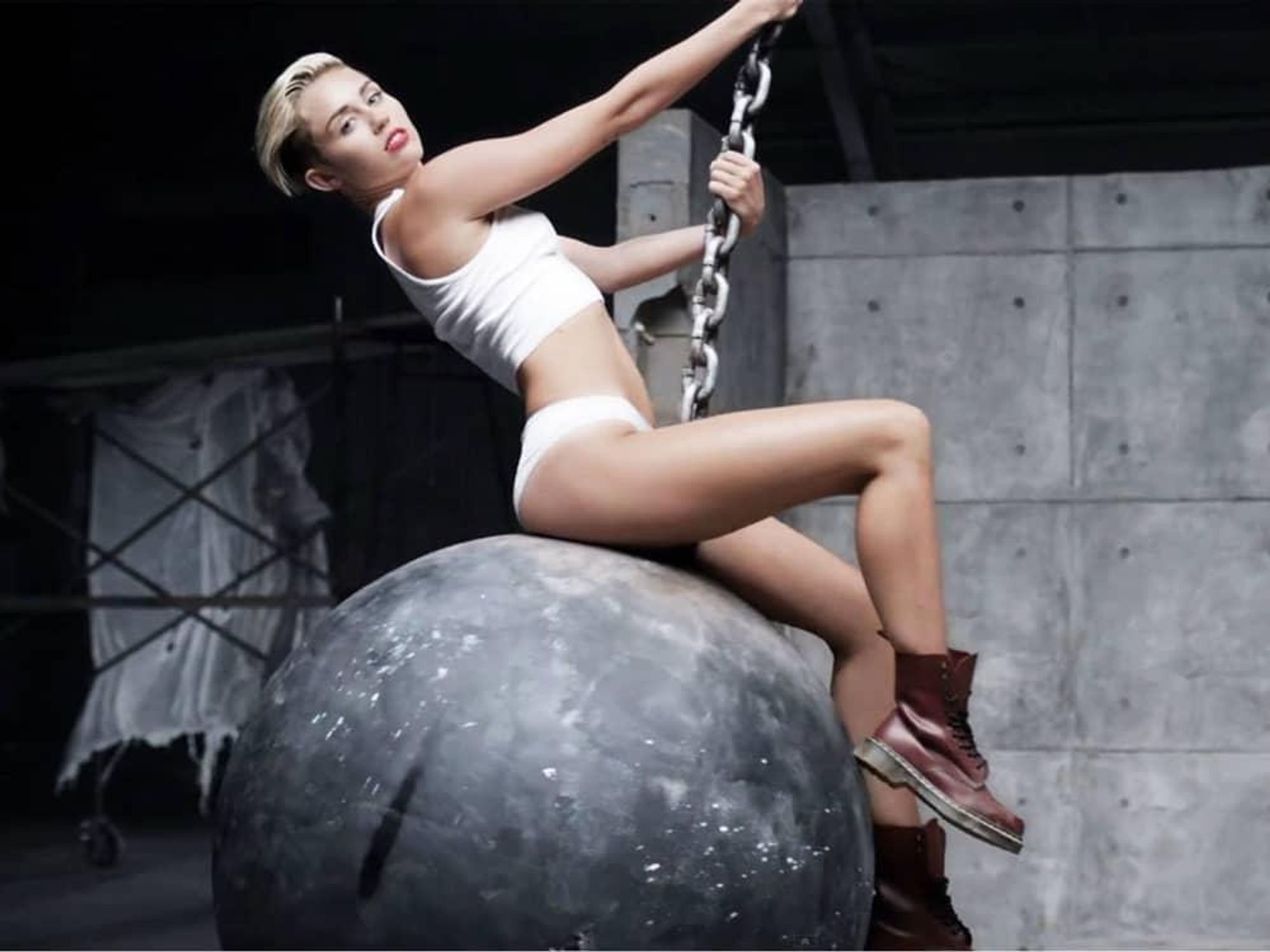 Miley Cyrus Wrecking Ball video