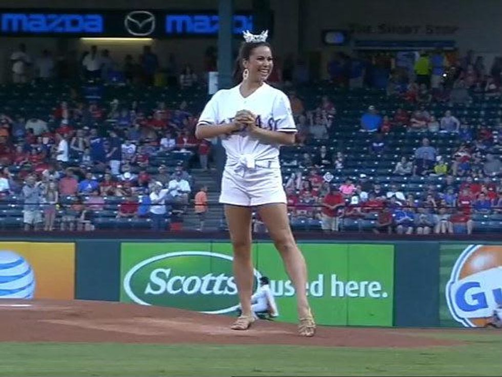 Miss Texas Monique Evans first pitch