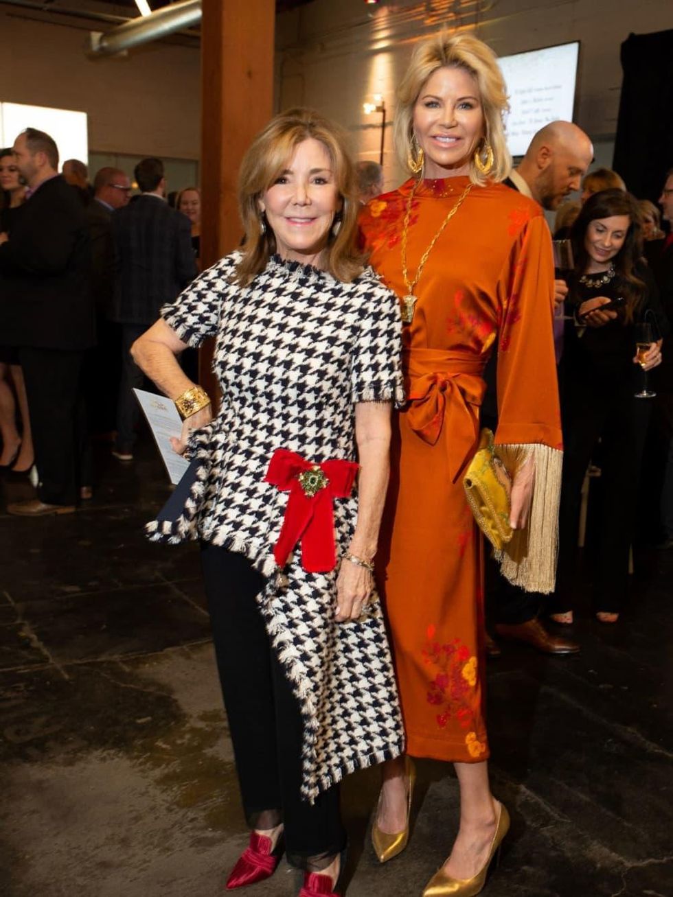 Muffin Lemak, Julie Hawes