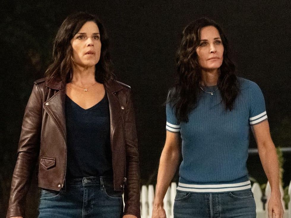 Neve Campbell and Courtney Cox in Scream