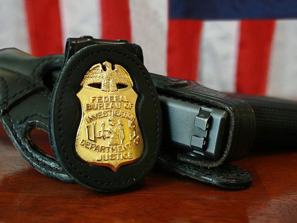 News_FBI_badge_gun