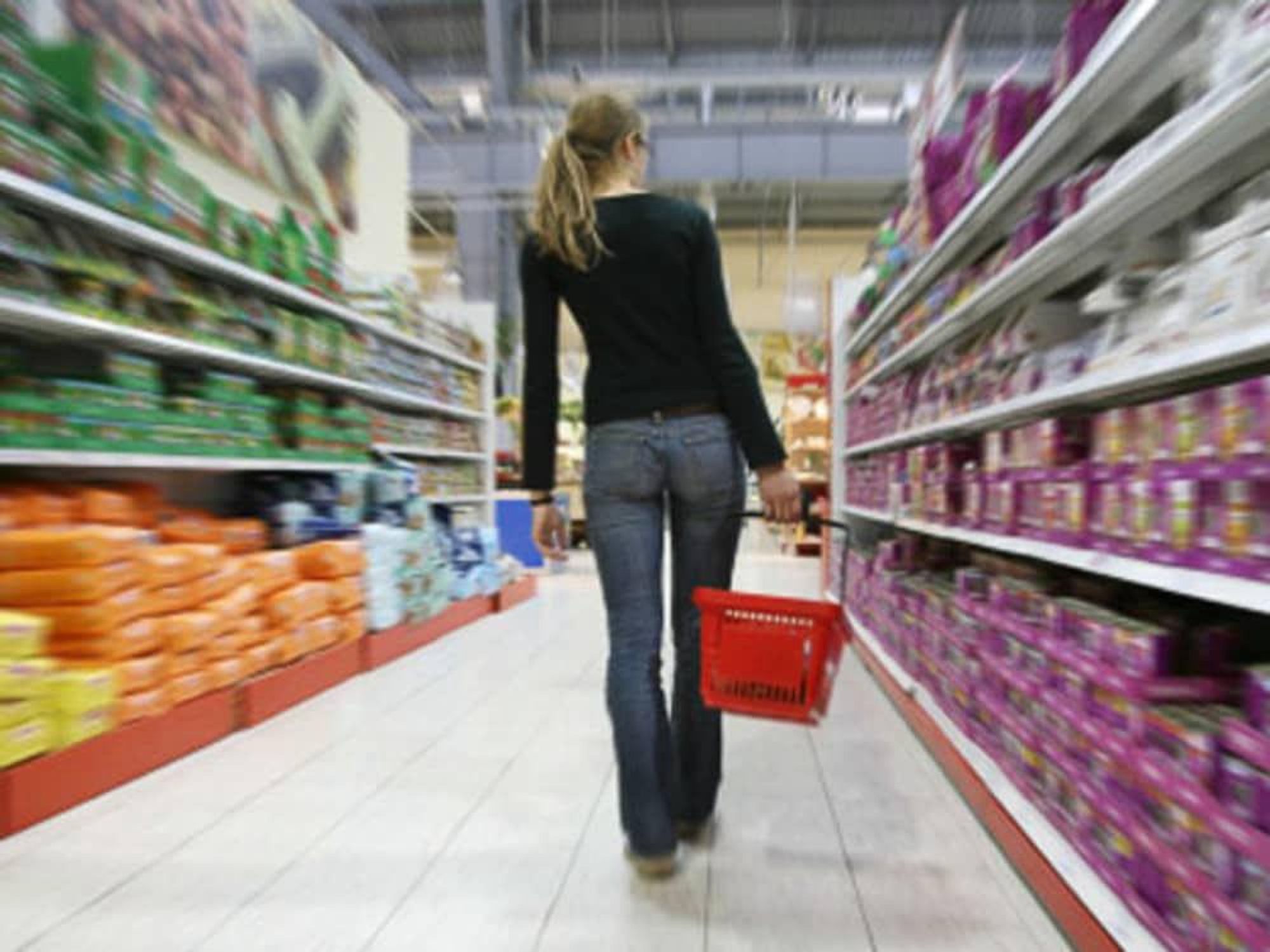 News_grocery store_woman_shopping