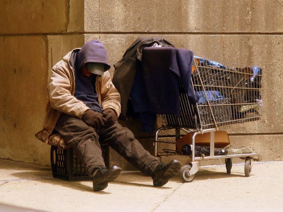 News_homeless_man_shopping cart