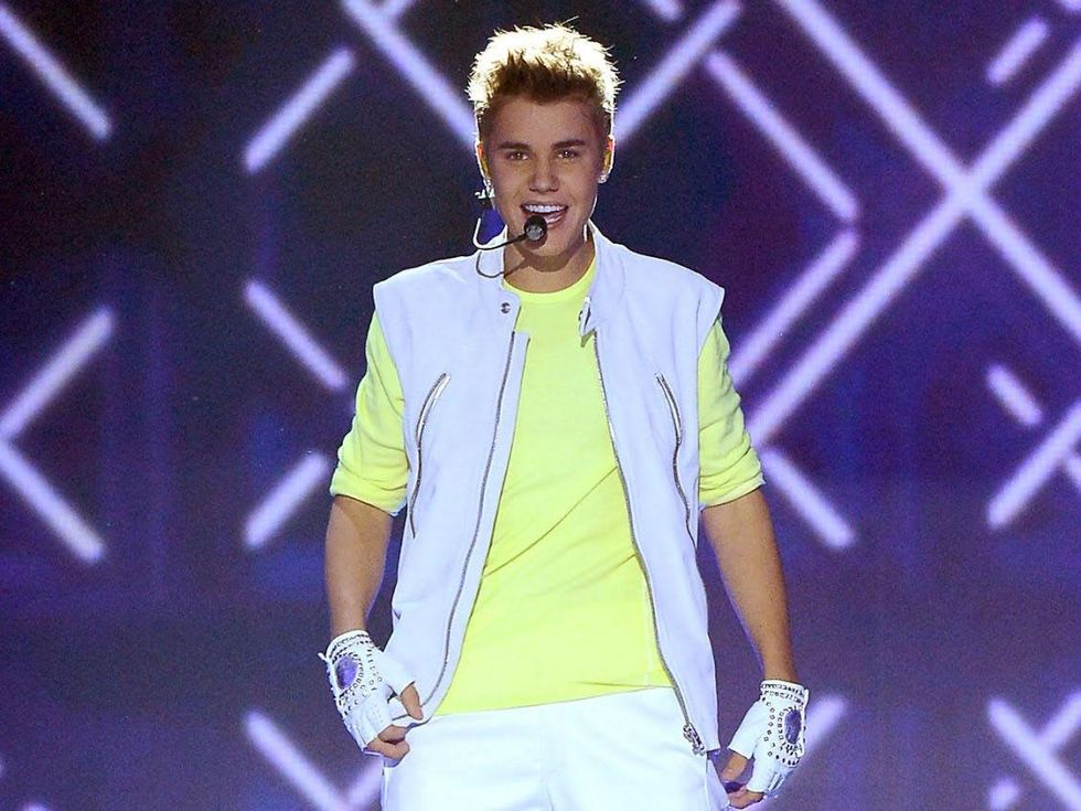 News_Justin Bieber_in concert_white outfit_yellow shirt