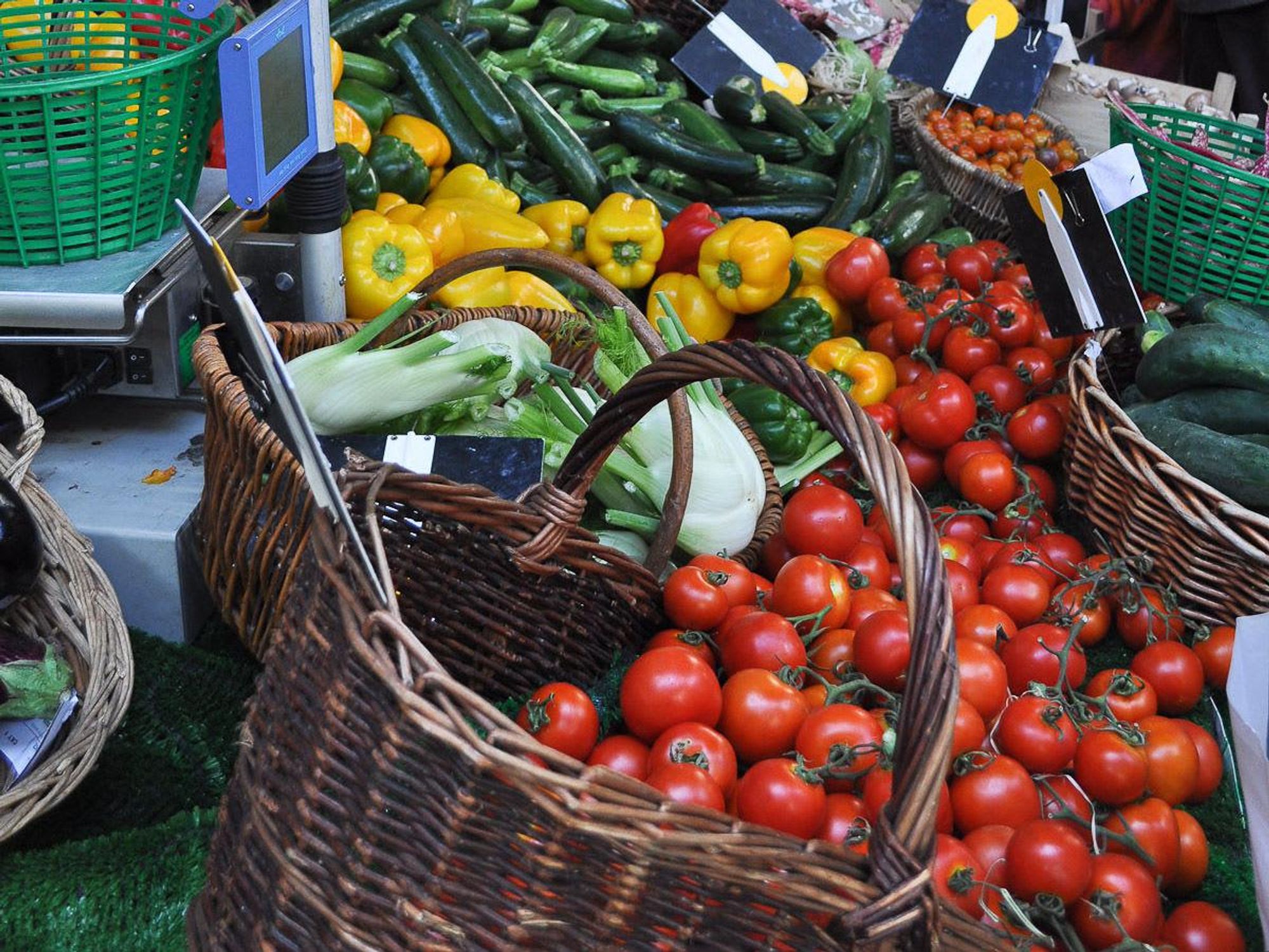 News_Paris_farmers_market_June_2011