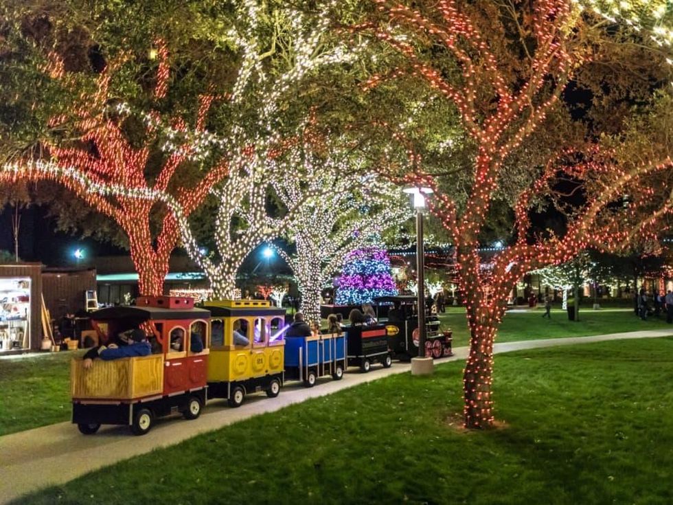 Galleria Dallas Installs Ginormous Christmas Tree