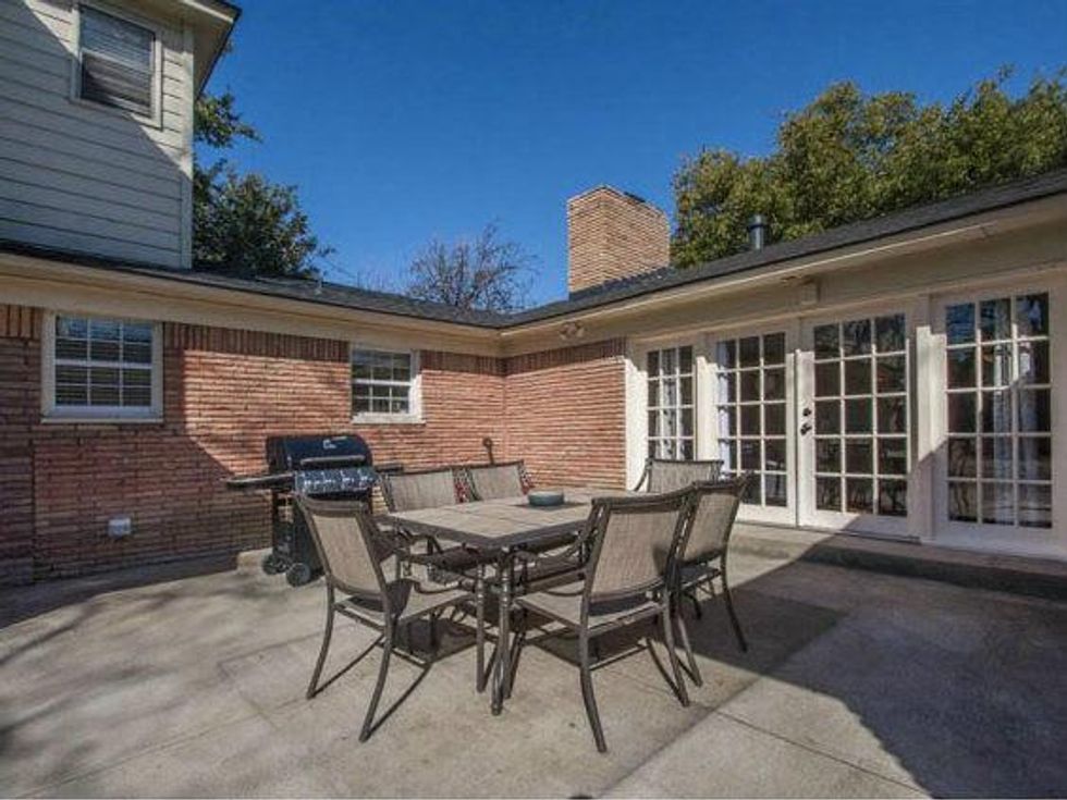 Patio at 806 Knoll in Dallas