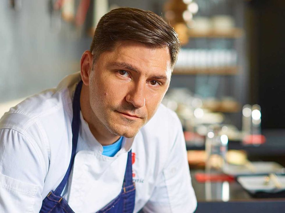 Peja Krstic, Mot Hai Ba, Pillar.