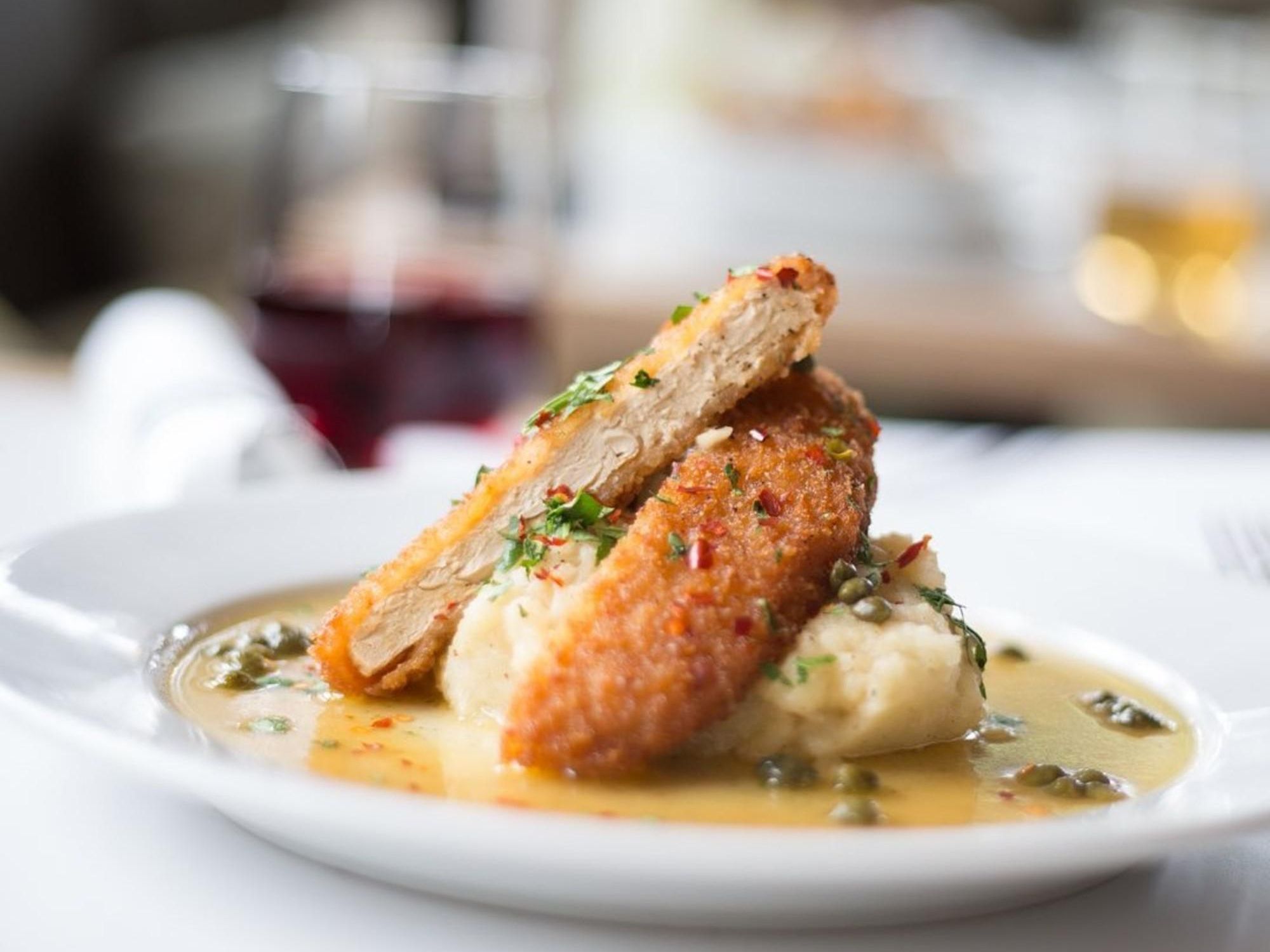 Piccata with mashed potatoes and capers from Belse.