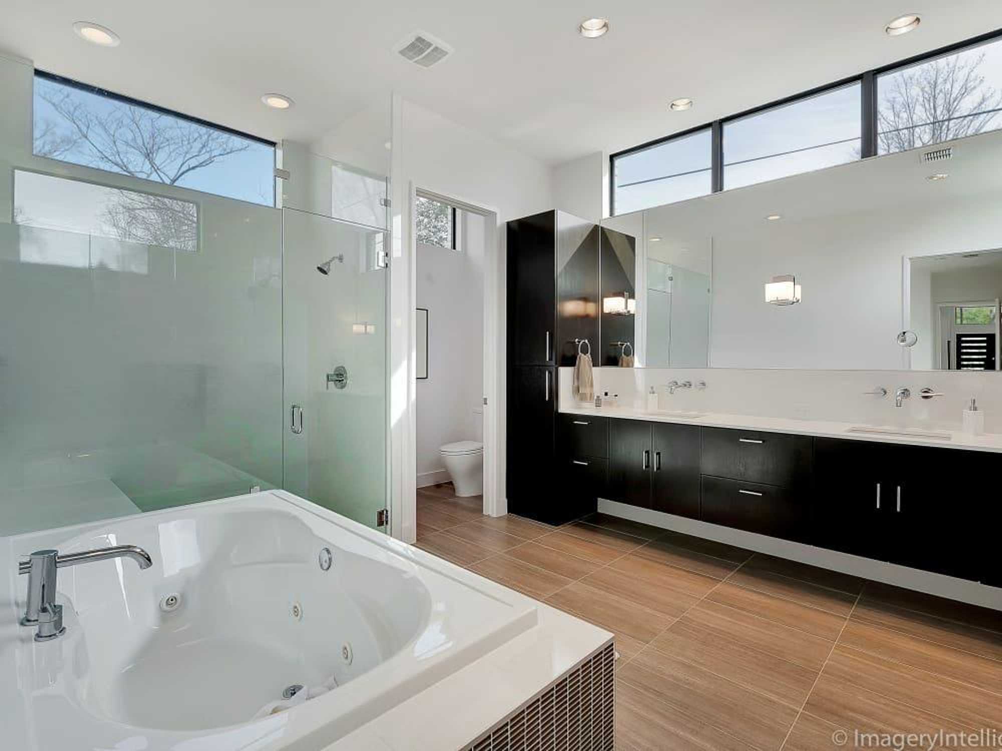 Porch.com master bathroom in Dallas