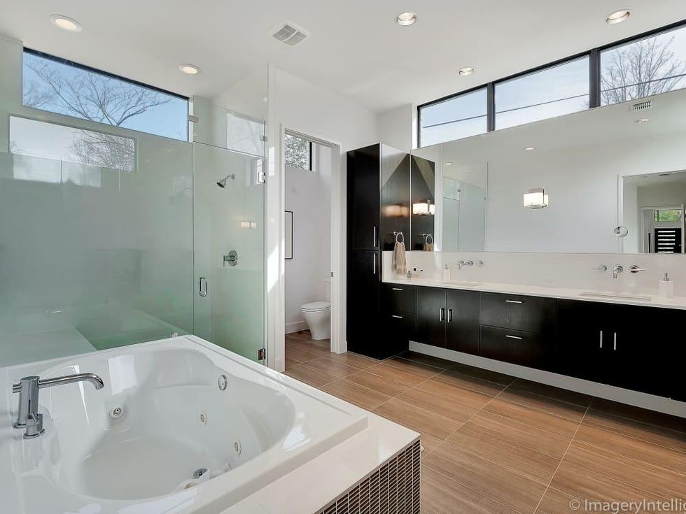 Porch.com master bathroom in Dallas