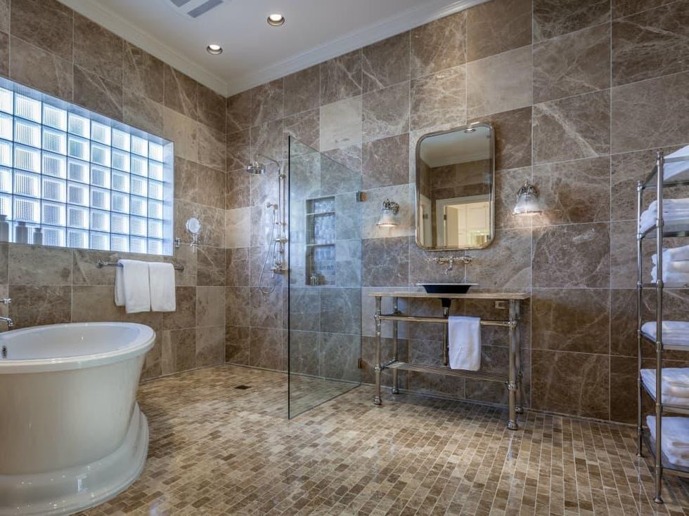 Porch.com master bathroom in Dallas