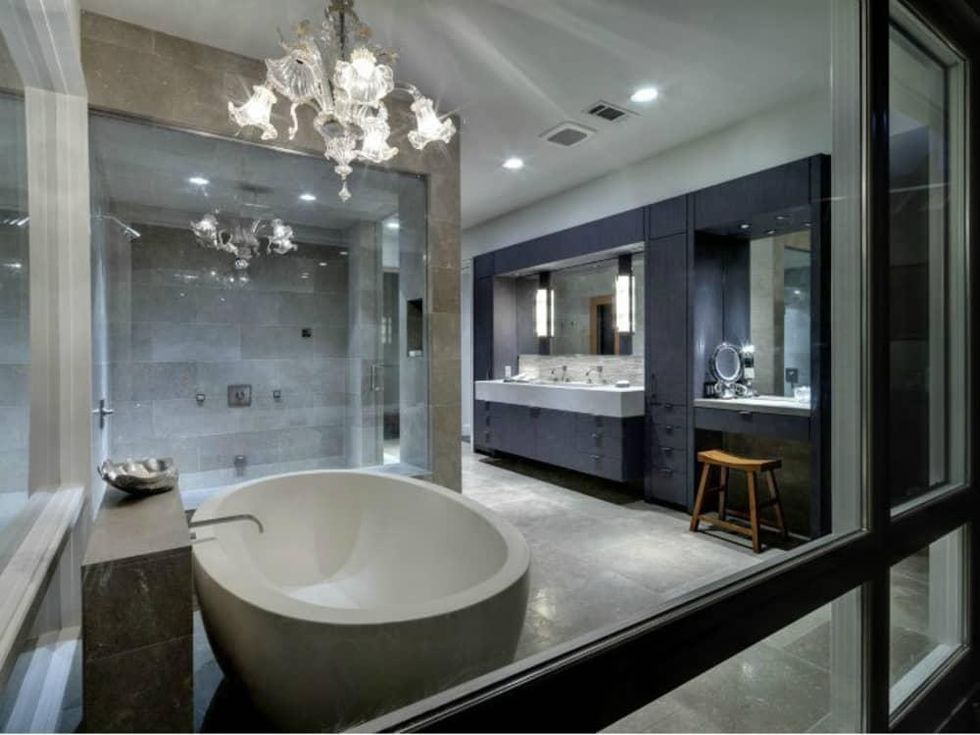 Porch.com master bathroom in Dallas