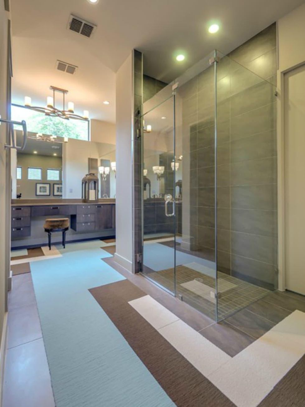 Porch.com master bathroom in Dallas