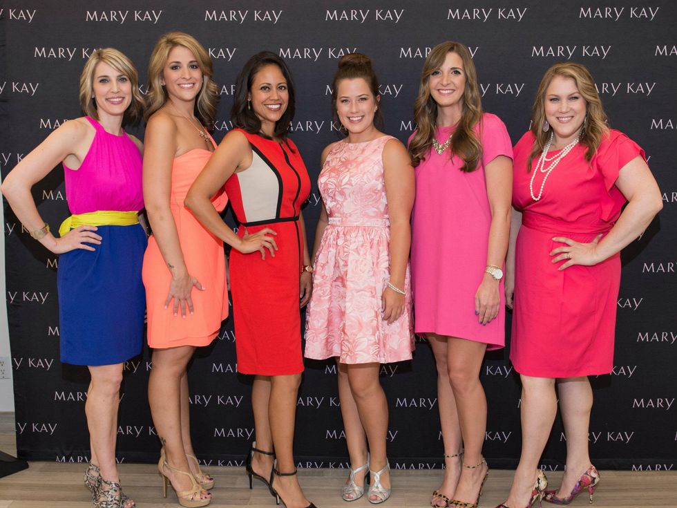 Rebecca Gibson, Abby Frank, emcee Cynthia Izaguerri, WFAA-TV, Katharine Bain, Maggie Newton and Kirsten Gappelberg, suits for shelter