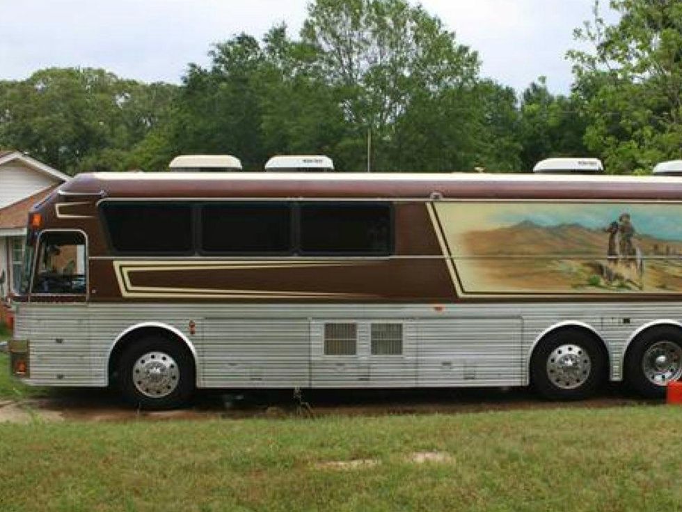 side view of Willie Nelson 1983 Eagle tour bus sold on Craigslist