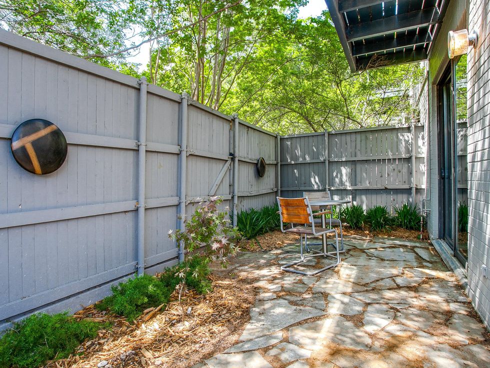 Side yard at 5990 Lindenshire #125E