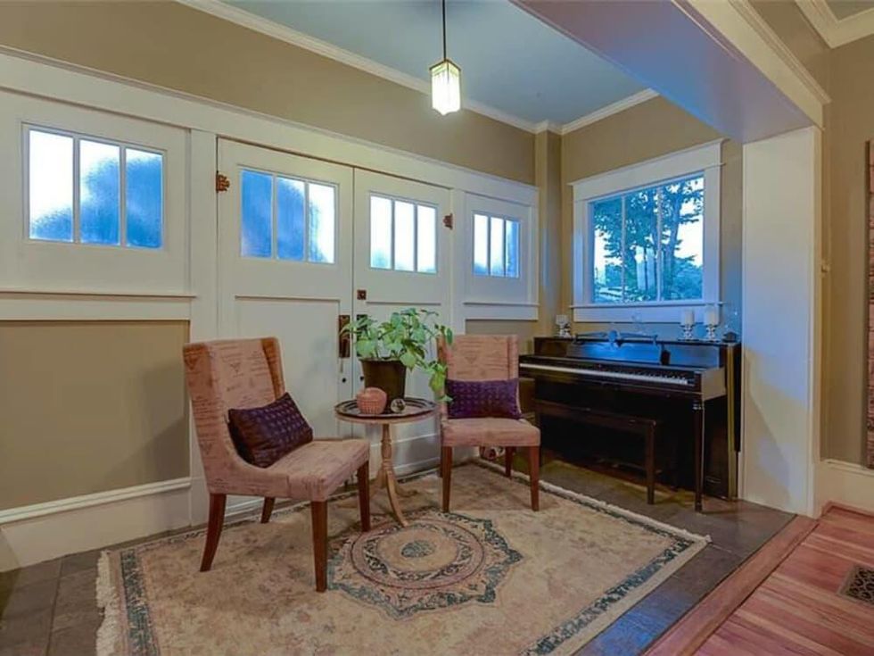 Sitting area at 701 S. Clinton Ave. in Oak Cliff