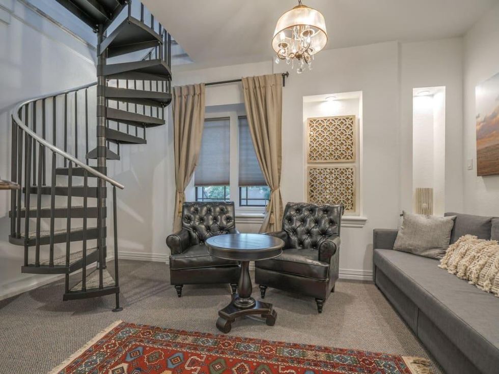 Skylight Suite, Houston Towers