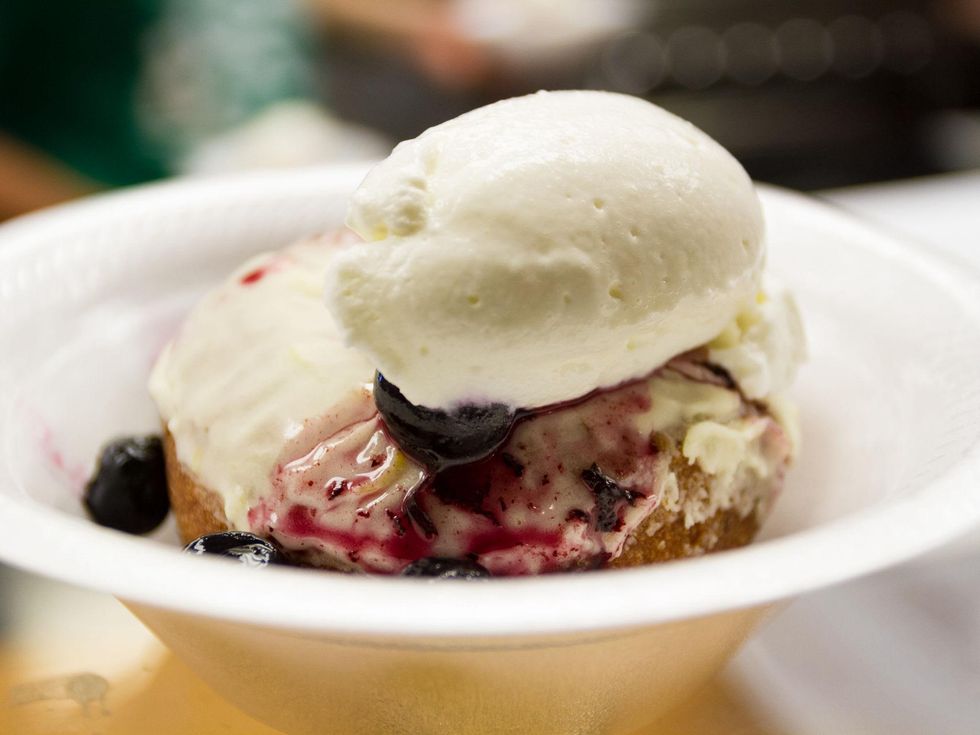 Slow Bone, Cafe Momentum