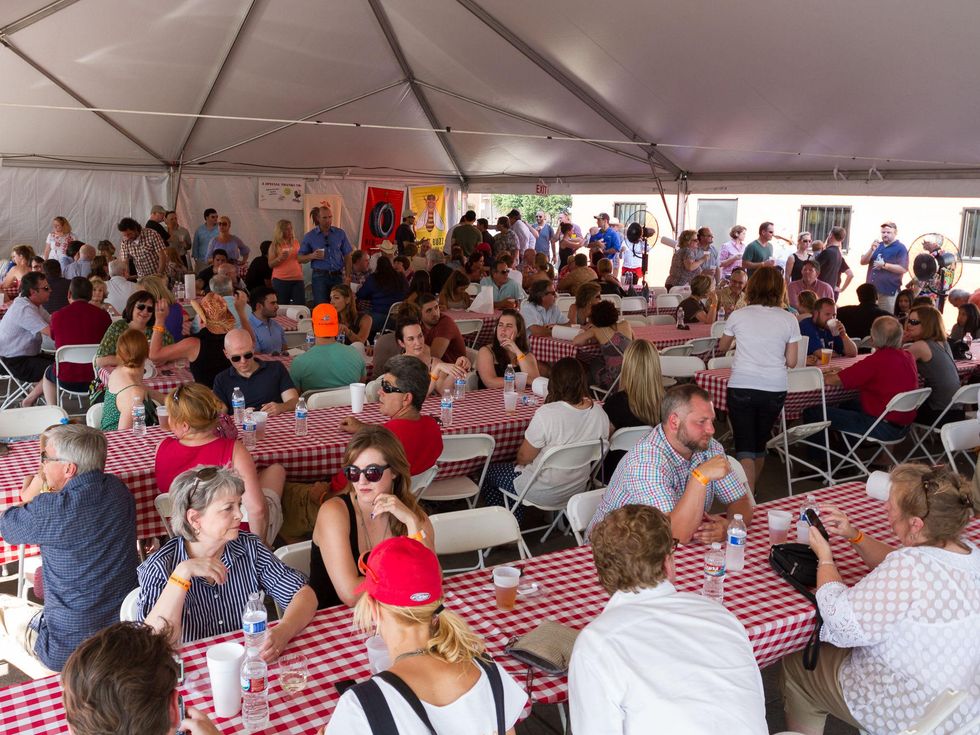 Slow Bone, Cafe Momentum