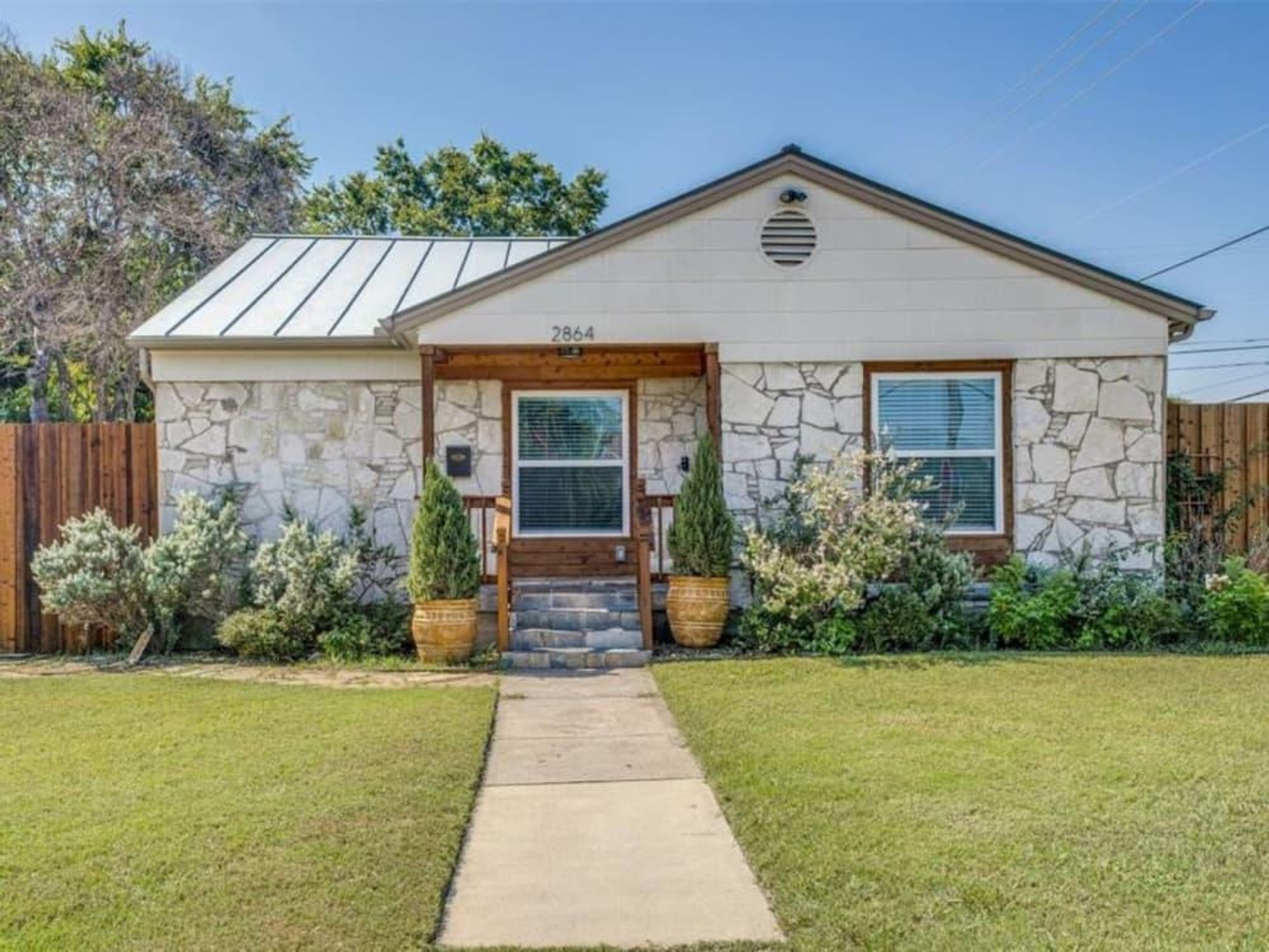 Small Dallas home for sale, 2864 Searcy Dr 75211