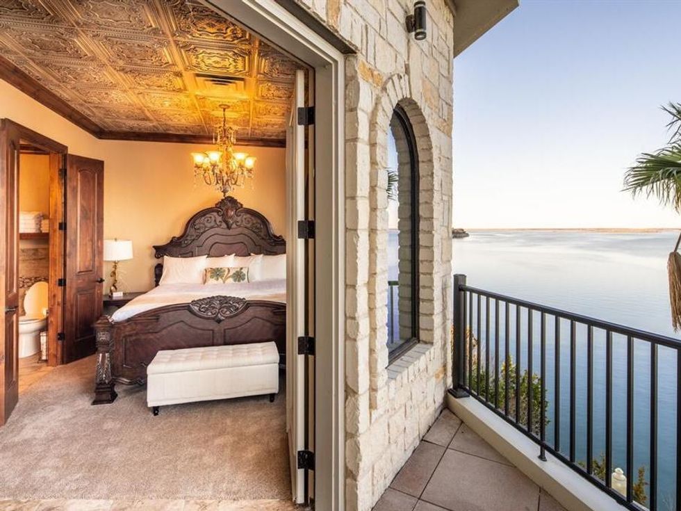 So many lakeside views.