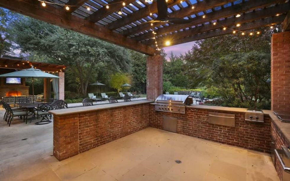 TD Jakes home, 4001 W Lawther Dr