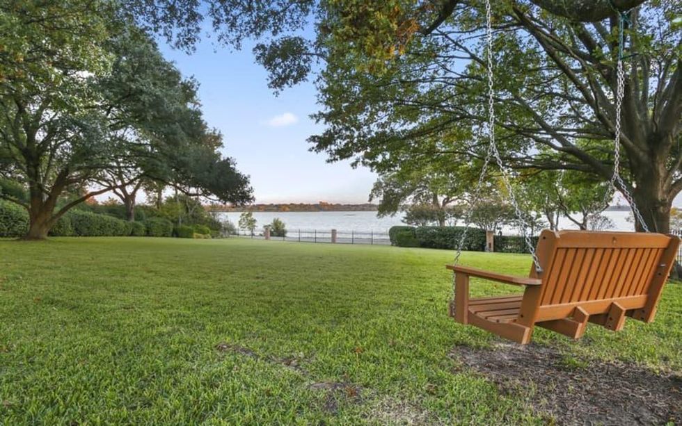 TD Jakes home, 4001 W Lawther Dr