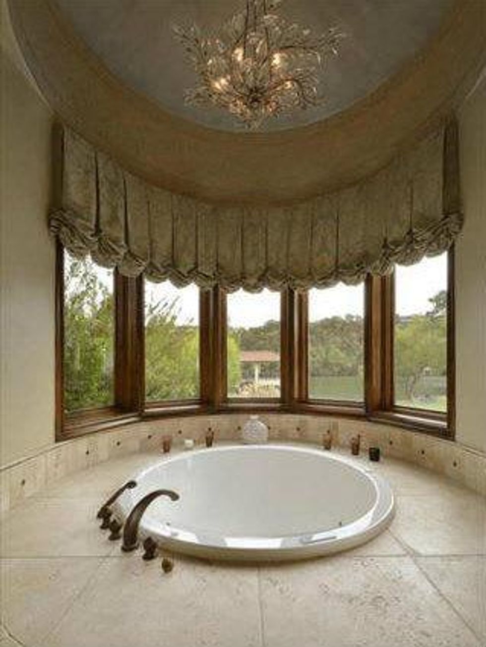 Tub at 8300 Big View Dr. in Austin